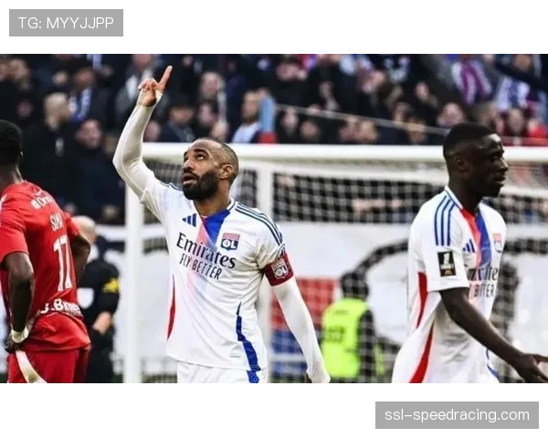 里程碑之夜:拉卡泽特打入里昂生涯第100球后的庆祝